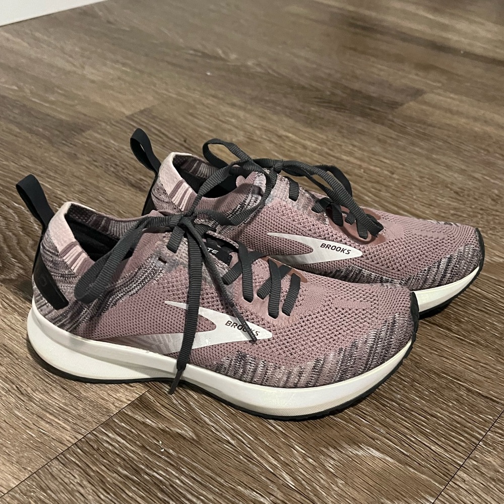 Brooks Levitate 4 - Size 6.5